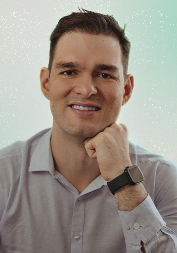 Leandro Magalhães Higienista Ocupacional com mais de 10 anos de experiência, certificado no Brasil (ABHO) e nos Estados Unidos (ABHI – CIH), e coordenador da Pós-graduação em Higiene Ocupacional